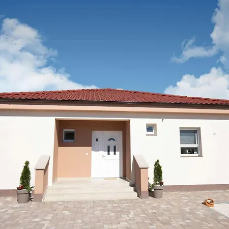 Villa First Hill With Heated Pool *