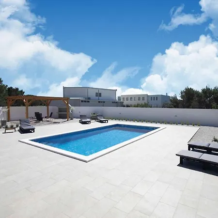 Villa First Hill With Heated Pool